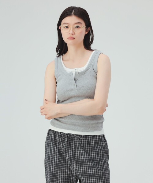 BEAMS HEART(ビームスハート)の「レイヤード風 ヘンリーネック タンクトップ(Tシャツ/カットソー・レディース・ダークブラウン/ライトグレー/ブラック・FREE)」の6枚目の写真