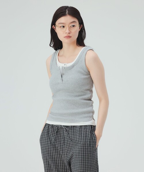 BEAMS HEART(ビームスハート)の「レイヤード風 ヘンリーネック タンクトップ(Tシャツ/カットソー・レディース・ダークブラウン/ライトグレー/ブラック・FREE)」の21枚目の写真