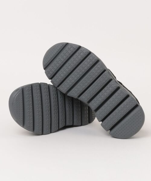 SKECHERS(スケッチャーズ)の「【SKECHERS】GLIDE STEP SANDAL(サンダル・メンズ・チャコール/ブラック×グレー・28.0cm/27.0cm/26.0cm/25.0cm)」の4枚目の写真