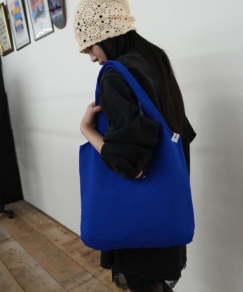 Kotoe(コトエ)の「シンプル カラートートバッグ A4サイズ収納可(トートバッグ・レディース・ピンク/ブルー/レッド/ブラウン/ブラック・FREE)」の1枚目の写真
