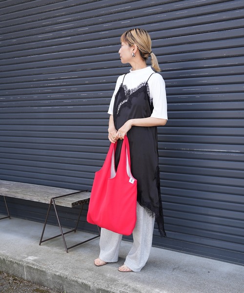 Kotoe(コトエ)の「シンプル カラートートバッグ A4サイズ収納可(トートバッグ・レディース・ピンク/ブルー/レッド/ブラウン/ブラック・FREE)」の12枚目の写真