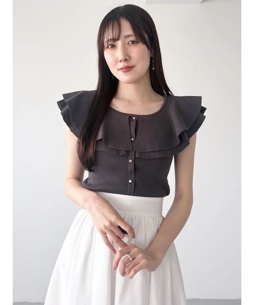 MERCURYDUO(マーキュリーデュオ)の「編み変化ノースリーブラッフルコンパクトニット(ニット/セーター・レディース・チャコールグレー/オフホワイト/ライトブルー・FREE)」の6枚目の写真