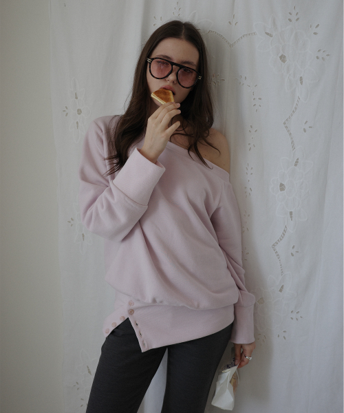SALON DE YOHN（サロンドヨーン）の「One Shoulder Sweatshirt_ Ash Pink（その他トップス・レディース・その他・FREE）」の4枚目の写真
