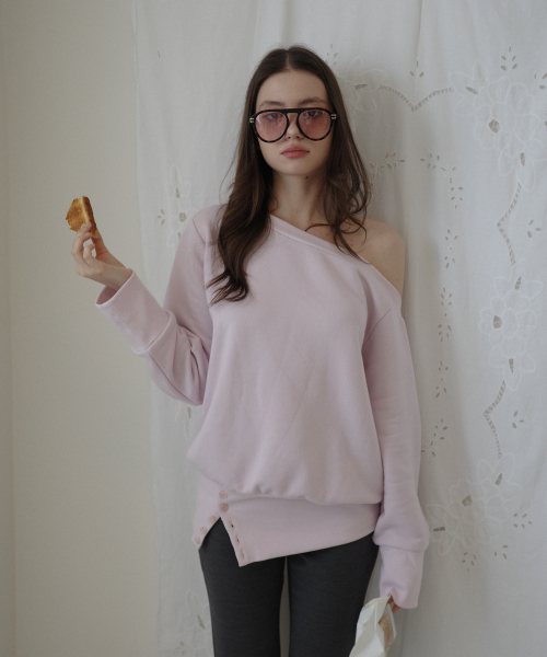 SALON DE YOHN（サロンドヨーン）の「One Shoulder Sweatshirt_ Ash Pink（その他トップス・レディース・その他・FREE）」の5枚目の写真