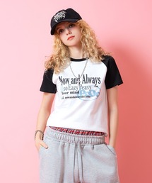 a.p.o.v. クロップド丈ラグランY2KプリントTシャツ(レディース)