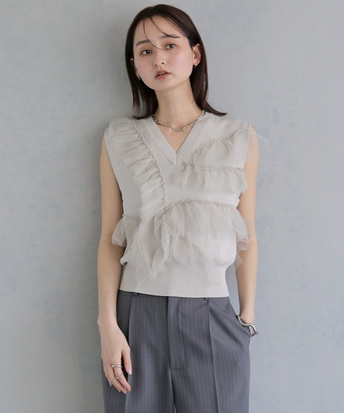 &g'aime（アンジェム）の「【&ｇ'aime 】チュールラッフルニットベスト　Tulle Ruffle Knit Vest（ベスト・レディース・アイボリー/ブラック/ブラウン・FREE）」の2枚目の写真