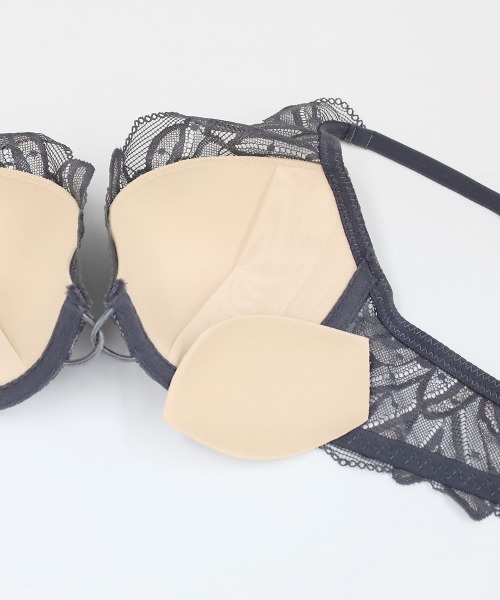 ANNEBRA(アンブラ)の「Leo Sonata デコルテレースモールドカップブラジャー(ブラジャー・レディース・ライトブラウン/ダークグレー・C75/C70/B75/B70/G75/G70/F75/F70/E80/E75/E70/D80/D75/D70/C80)」の17枚目の写真