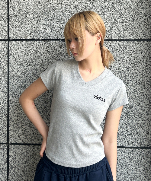 FUZZY SCAN（ファジスキャン）の「刺繍ロゴVネック半袖Tシャツ2色（Tシャツ/カットソー・レディース・ブラック/ライトグレー・ONE SIZE）」の4枚目の写真