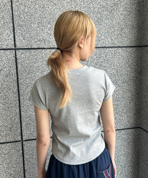 FUZZY SCAN（ファジスキャン）の「刺繍ロゴVネック半袖Tシャツ2色（Tシャツ/カットソー・レディース・ブラック/ライトグレー・ONE SIZE）」の5枚目の写真