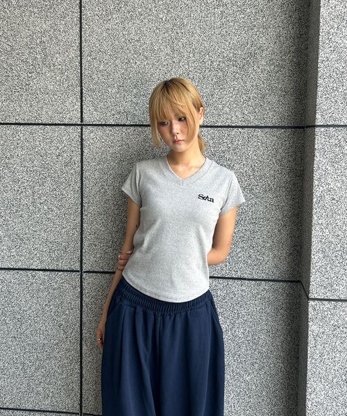 FUZZY SCAN（ファジスキャン）の「刺繍ロゴVネック半袖Tシャツ2色（Tシャツ/カットソー・レディース・ブラック/ライトグレー・ONE SIZE）」の3枚目の写真