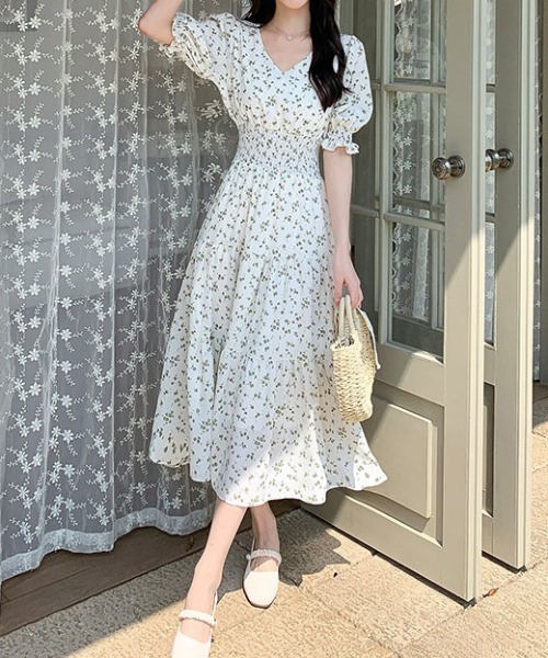 ＆soiree（アンドソワレ）の「Vネック花柄ウエストシャーリング半袖ワンピース（ワンピース・レディース・グリーン/ホワイト・MEDIUM/X-LARGE/LARGE）」の2枚目の写真