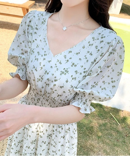＆soiree（アンドソワレ）の「Vネック花柄ウエストシャーリング半袖ワンピース（ワンピース・レディース・グリーン/ホワイト・MEDIUM/X-LARGE/LARGE）」の5枚目の写真