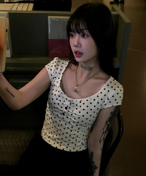 gossip!ロサンゼルス(ゴシップロサンゼルス)の「【Y2Kガーリー】 半袖 ドット柄 ヘンリーネック カットソー タイト(Tシャツ/カットソー・レディース・ドット・M)」の4枚目の写真
