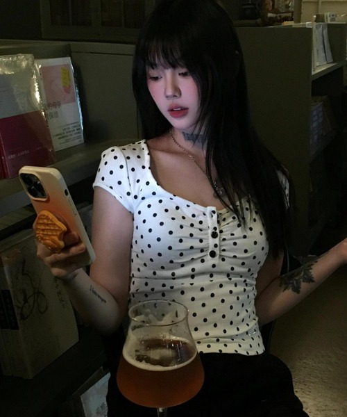 gossip!ロサンゼルス(ゴシップロサンゼルス)の「【Y2Kガーリー】 半袖 ドット柄 ヘンリーネック カットソー タイト(Tシャツ/カットソー・レディース・ドット・M)」の5枚目の写真