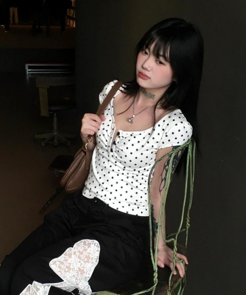 gossip!ロサンゼルス(ゴシップロサンゼルス)の「【Y2Kガーリー】 半袖 ドット柄 ヘンリーネック カットソー タイト(Tシャツ/カットソー・レディース・ドット・M)」の6枚目の写真