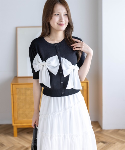 CLEAR BASIC（クリアベーシック）の「リボンデザインニットトップス［骨格ウェーブ／フェミニン／ガーリー／大人かわいい／華やか］（ニット/セーター・レディース・ブラック/レモンイエロー/グレー系その他・F）」の2枚目の写真