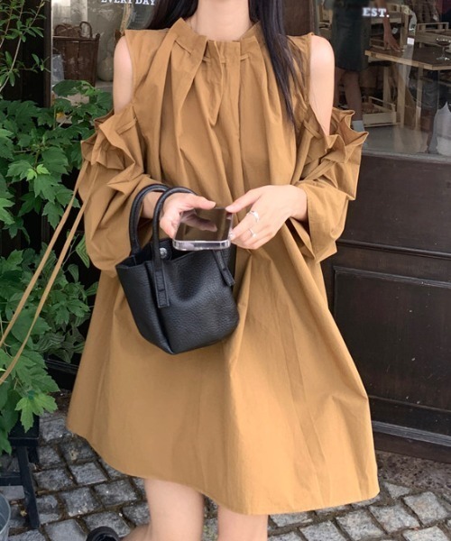 FLINEA(フリネア)の「オフショルダーリボンチュニック(チュニック・レディース・ブラック/ホワイト/ブラウン・FREE)」の3枚目の写真