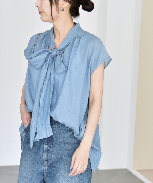 quaranciel（カランシエル）の「quaranciel:〈手洗い可能〉シアー デニム ボウタイ フレンチスリーブ ブラウス（シャツ/ブラウス・レディース・ブルー/ライトブルー・ONE SIZE）」の6枚目の写真