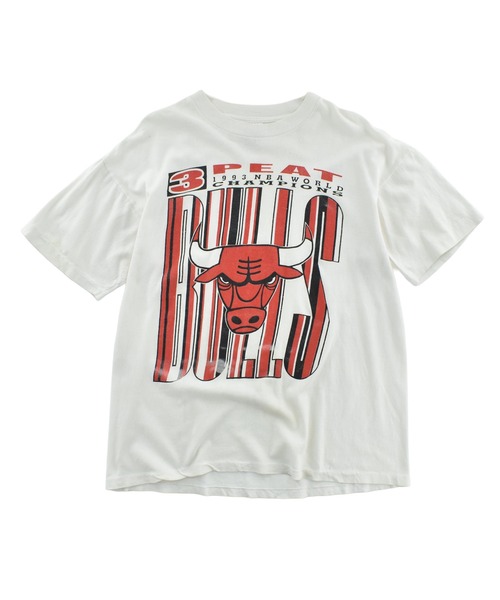 NBA/NFL/NHL/MLB(エヌビーエーエヌエフエルエヌエイチエルエムエルビー)の「【USED】90’s “NBA Chicago Bulls/3PEAT” バスケ Tシャツ USA製(Tシャツ/カットソー・メンズ・ホワイト・X-LARGE)」の1枚目の写真