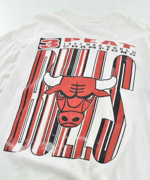 NBA/NFL/NHL/MLB(エヌビーエーエヌエフエルエヌエイチエルエムエルビー)の「【USED】90’s “NBA Chicago Bulls/3PEAT” バスケ Tシャツ USA製(Tシャツ/カットソー・メンズ・ホワイト・X-LARGE)」の2枚目の写真