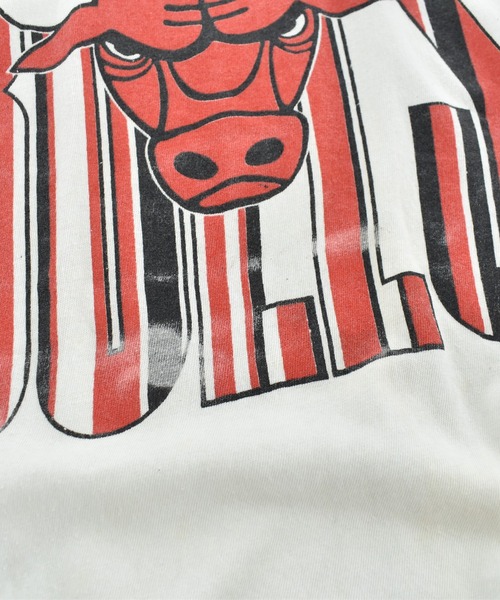 NBA/NFL/NHL/MLB(エヌビーエーエヌエフエルエヌエイチエルエムエルビー)の「【USED】90’s “NBA Chicago Bulls/3PEAT” バスケ Tシャツ USA製(Tシャツ/カットソー・メンズ・ホワイト・X-LARGE)」の3枚目の写真