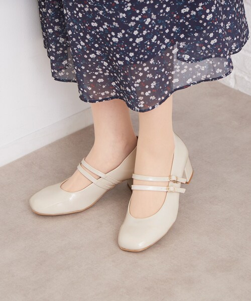 ESPERANZA(エスペランサ)の「Wストラップスクエアエナメルパンプス(パンプス・レディース・ブラック系1/ダークブラウン系1/アイボリー系1/ワイン系3・22.5cm/23.5cm/24.5cm/23.0cm/24.0cm)」の4枚目の写真