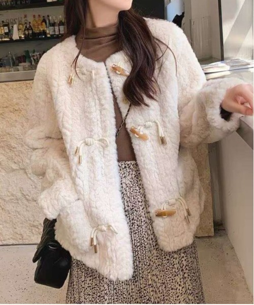 &soiree(アンドソワレ)の「ビックシルエットトグルボタンフェイクファーコート(その他アウター・レディース・オフホワイト・X-LARGE/LARGE/MEDIUM/SMALL)」の2枚目の写真