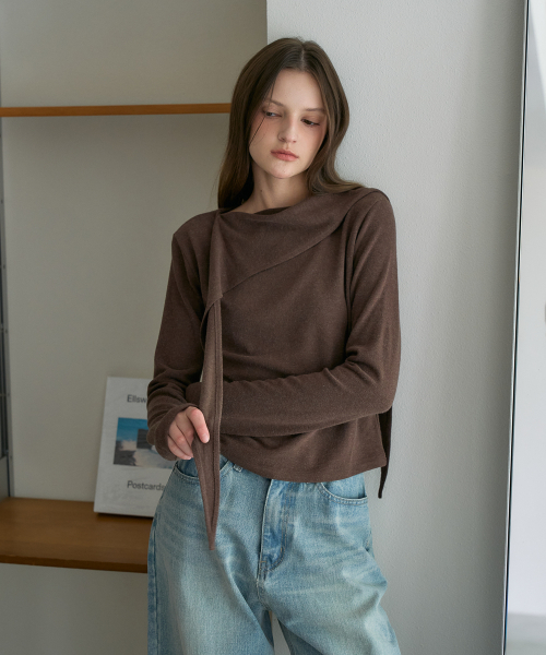 DEHEVE（デヘヴェ）の「Drape Scarf Long Sleeve [Brown]（Tシャツ/カットソー・レディース・ブラウン・OS）」の5枚目の写真