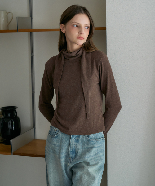 DEHEVE（デヘヴェ）の「Drape Scarf Long Sleeve [Brown]（Tシャツ/カットソー・レディース・ブラウン・OS）」の9枚目の写真