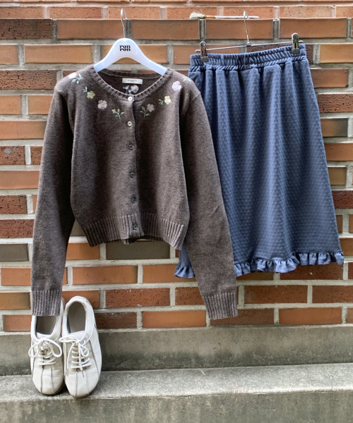RONRON(ロンロン)の「EMBO FRILL MIDI SKIRT NAVY(スカート・レディース・その他・FREE)」の4枚目の写真
