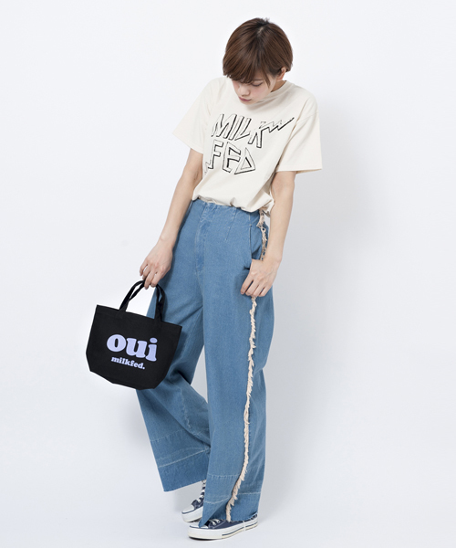 MILKFED.(ミルクフェド)の「MINI TOTE OUI WITH BADGE(ショルダーバッグ・レディース・ホワイト/ピンク/ブラック・ONE SIZE)」の2枚目の写真