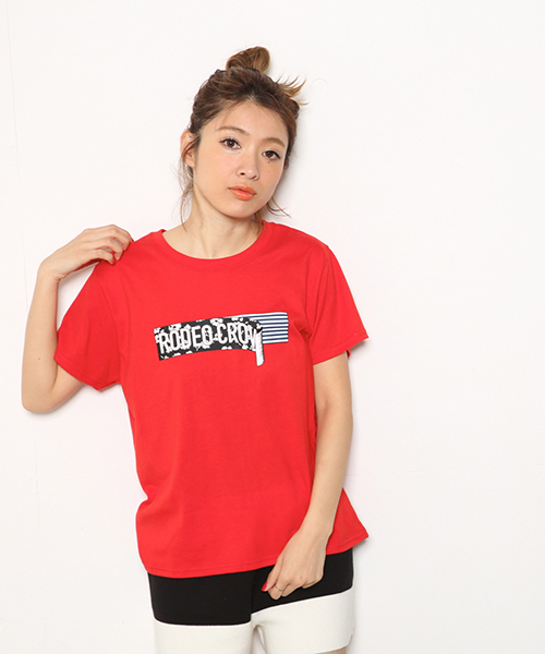 RODEO CROWNS WIDE BOWL(ロデオクラウンズワイドボウル)の「W STICKER Tシャツ(Tシャツ/カットソー・レディース・ブラック/ホワイト/レッド/ネイビー・FREE)」の1枚目の写真