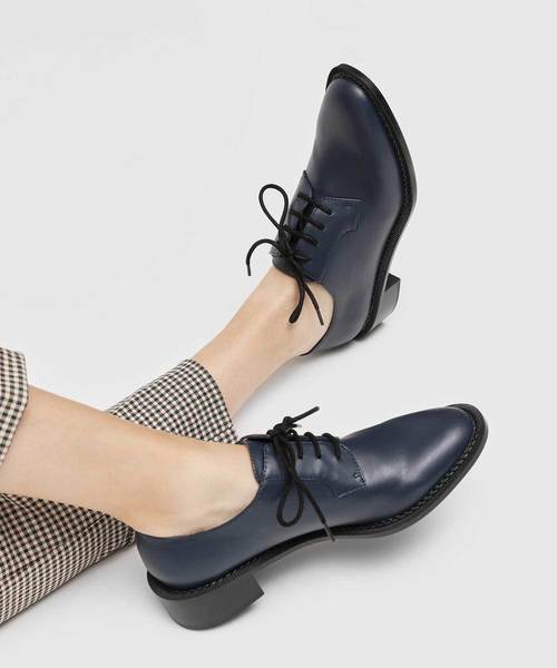 CHARLES & KEITH(チャールズ & キース)の「クラシックダービーシューズ / Classic Derby Shoes(ローファー・レディース・ダークブルー/ライトベージュ・23cm/23.5cm/24.5cm/25cm/25.5cm)」の9枚目の写真
