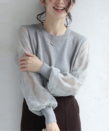 満開の花が腕に咲くシアーショルダートップス
