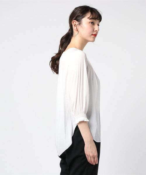 A/C DESIGN BY ALPHA CUBIC（エーシーデザインバイアルファキュービック）の「シャーリングブラウス（シャツ/ブラウス・レディース・マスタード/カーキ/オフホワイト・11号/9号）」の4枚目の写真