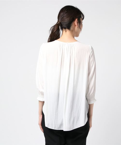 A/C DESIGN BY ALPHA CUBIC（エーシーデザインバイアルファキュービック）の「シャーリングブラウス（シャツ/ブラウス・レディース・マスタード/カーキ/オフホワイト・11号/9号）」の5枚目の写真