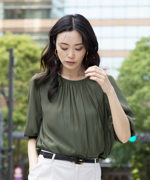 A/C DESIGN BY ALPHA CUBIC（エーシーデザインバイアルファキュービック）の「シャーリングブラウス（シャツ/ブラウス・レディース・マスタード/カーキ/オフホワイト・11号/9号）」の3枚目の写真