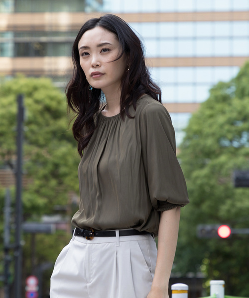 A/C DESIGN BY ALPHA CUBIC（エーシーデザインバイアルファキュービック）の「シャーリングブラウス（シャツ/ブラウス・レディース・マスタード/カーキ/オフホワイト・11号/9号）」の21枚目の写真