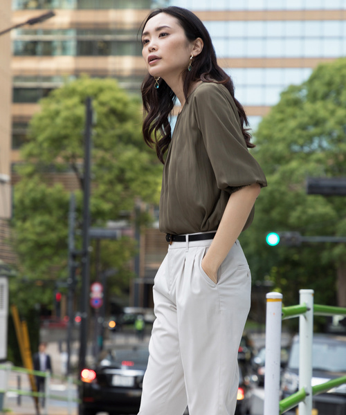 A/C DESIGN BY ALPHA CUBIC（エーシーデザインバイアルファキュービック）の「シャーリングブラウス（シャツ/ブラウス・レディース・マスタード/カーキ/オフホワイト・11号/9号）」の19枚目の写真