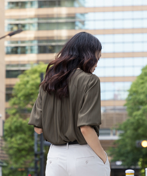 A/C DESIGN BY ALPHA CUBIC（エーシーデザインバイアルファキュービック）の「シャーリングブラウス（シャツ/ブラウス・レディース・マスタード/カーキ/オフホワイト・11号/9号）」の18枚目の写真