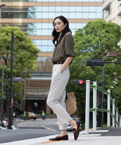 A/C DESIGN BY ALPHA CUBIC（エーシーデザインバイアルファキュービック）の「シャーリングブラウス（シャツ/ブラウス・レディース・マスタード/カーキ/オフホワイト・11号/9号）」の16枚目の写真