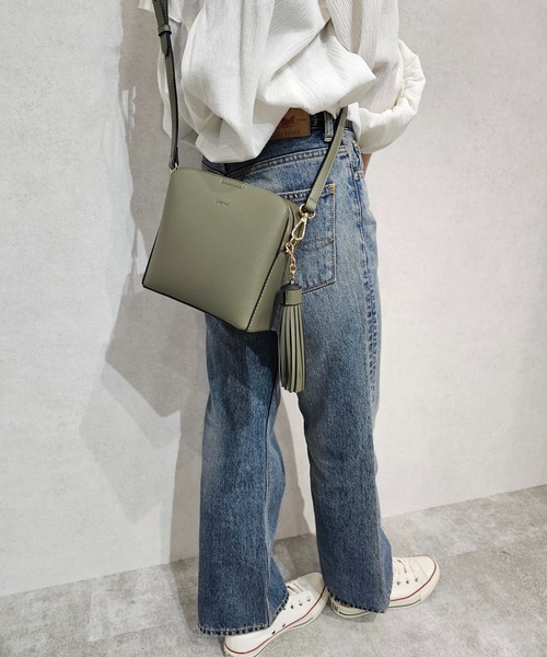 アングリット] ソフトスムース クルミバックル ミドルショルダーバッグ