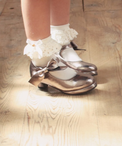 Rora（ローラ）の「カミーユ ヒール パンプス（パンプス・キッズ・シルバー・22cm/16cm/17cm/18cm/19cm/20cm/21cm）」の2枚目の写真