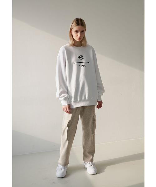 OY（オーワイ）の「ロゴナンバートレーナーMTM/スウェット（スウェット・メンズ・ブラック/ホワイト/グレー/ベージュ/ダークブルー・1/2）」の2枚目の写真