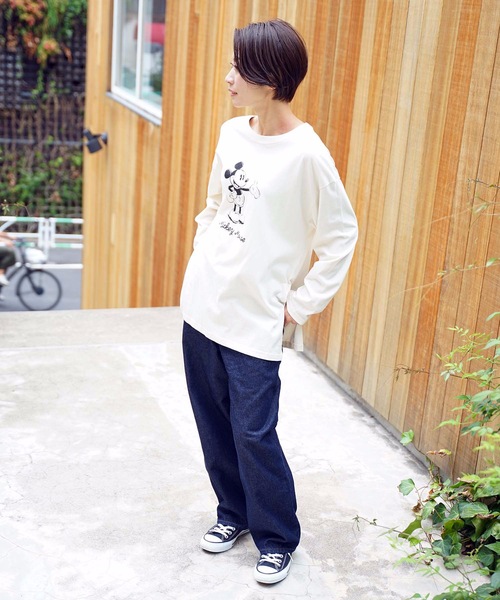 Disney(ディズニー)の「【DISNEY/ディズニー】MICKY MOUSE 天竺ビッグロングTシャツ / ミッキーマウス オーバーサイズ ビッグシルエット ヴィンテージ風(Tシャツ/カットソー・レディース・オフホワイト/ベージュ/チャコールグレー・MEDIUM)」の4枚目の写真