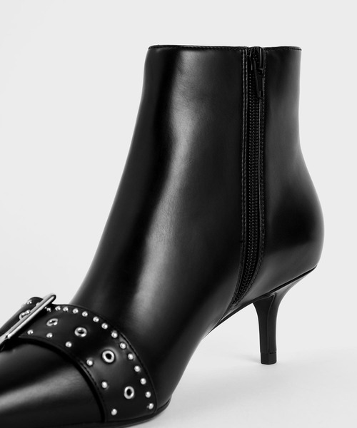 CHARLES & KEITH(チャールズ & キース)の「スタッズド アンクルブーツ / Studded Ankle Boots(ブーツ・レディース・ブラック/マルーン/ホワイト・22.5cm/23cm/23.5cm/24.5cm/25cm/25.5cm)」の14枚目の写真