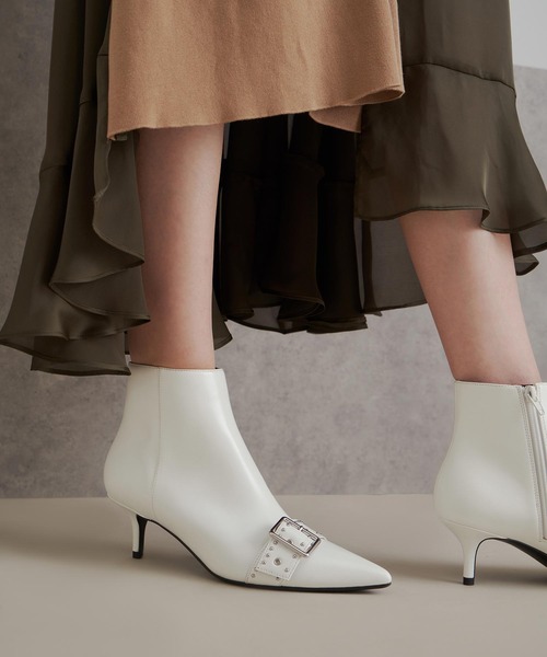 CHARLES & KEITH(チャールズ & キース)の「スタッズド アンクルブーツ / Studded Ankle Boots(ブーツ・レディース・ブラック/マルーン/ホワイト・22.5cm/23cm/23.5cm/24.5cm/25cm/25.5cm)」の4枚目の写真