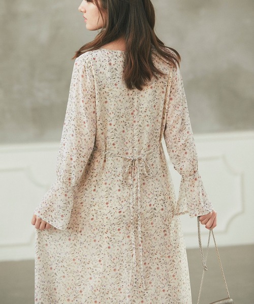 tocco closet(トッコ クローゼット)の「フレアスリーブフラワープリントワンピース(ワンピース・レディース・ベージュ・M)」の10枚目の写真