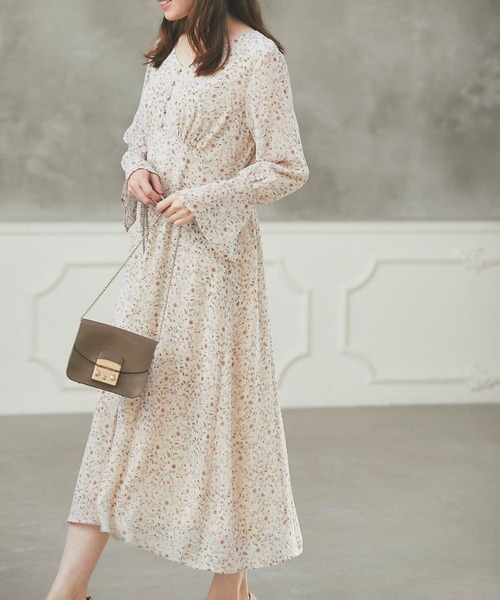 tocco closet(トッコ クローゼット)の「フレアスリーブフラワープリントワンピース(ワンピース・レディース・ベージュ・M)」の7枚目の写真