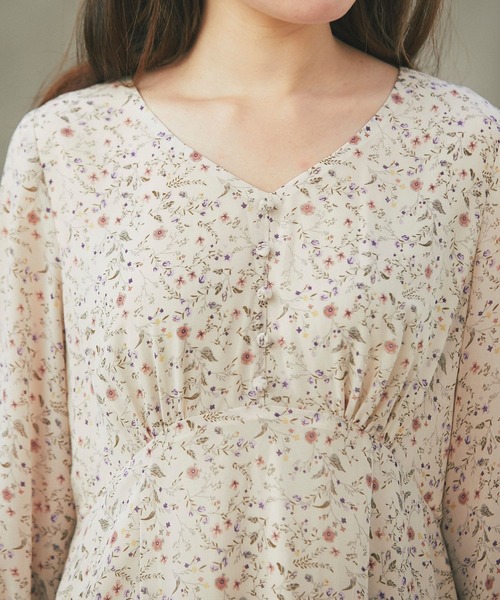 tocco closet(トッコ クローゼット)の「フレアスリーブフラワープリントワンピース(ワンピース・レディース・ベージュ・M)」の2枚目の写真